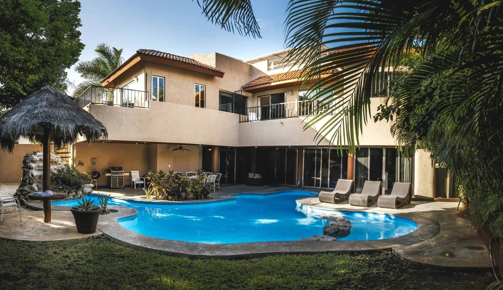 Gay Resorts vs Gay Retreats: Which One Is Right for You?